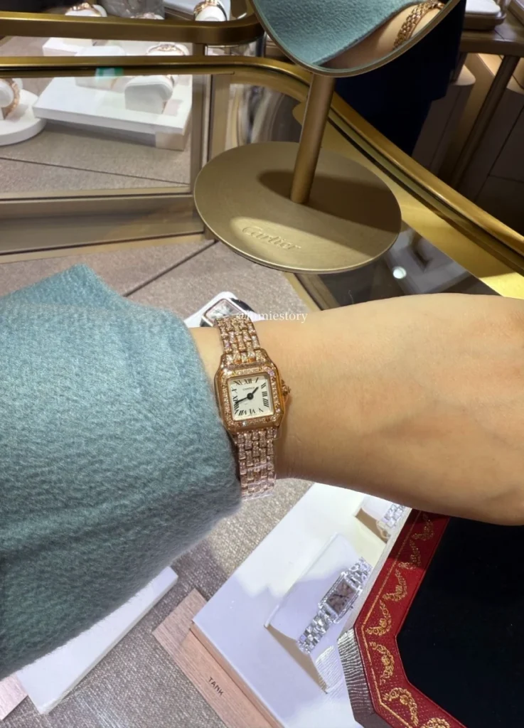 Panthère de Cartier watch, mini model, quartz movement (Rose gold)
$38,600