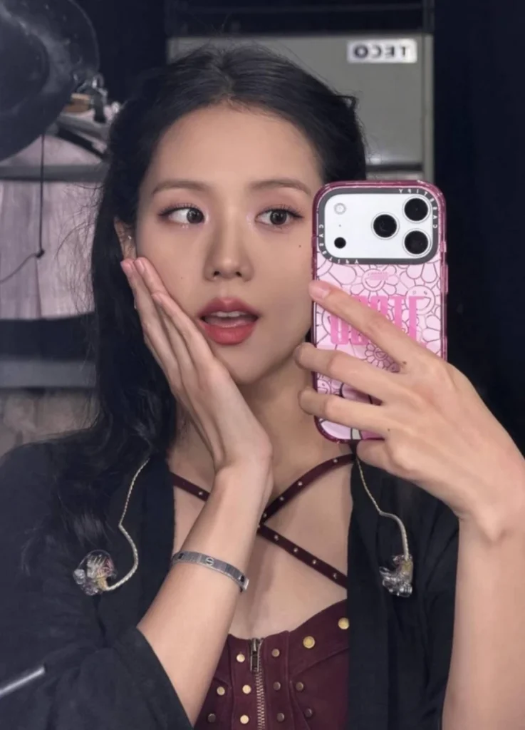 Jisoo in Cartier Love Unlimited, white gold
@sooyaaa__ / Instagram