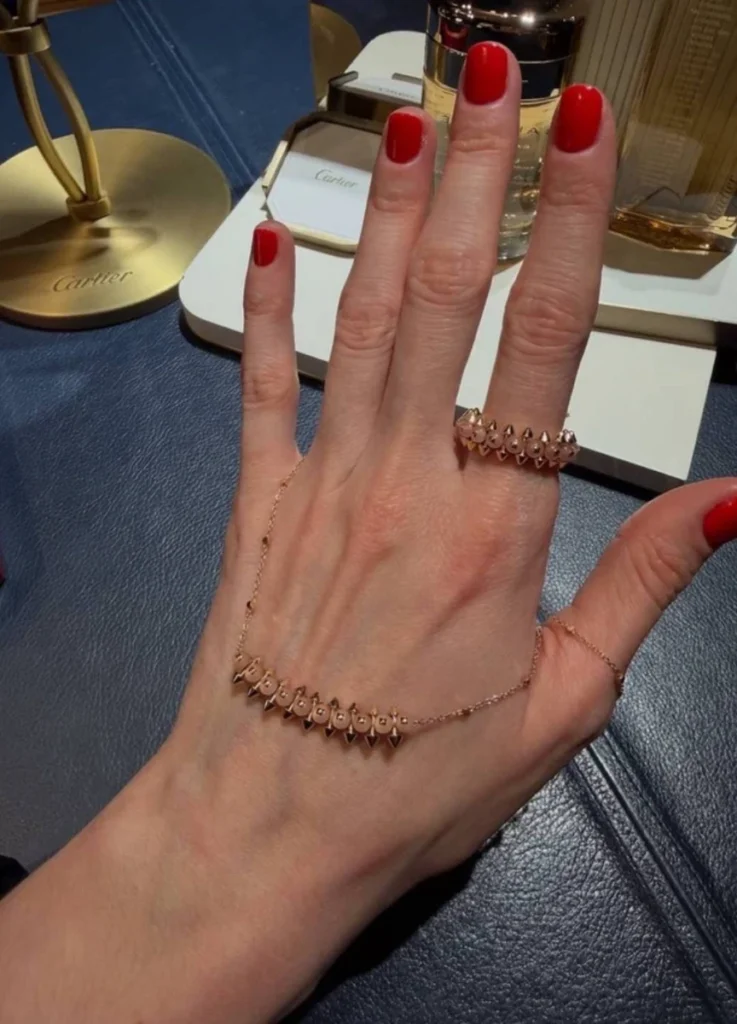 Clash de Cartier Collection, pink chalcedony
Rose Gold