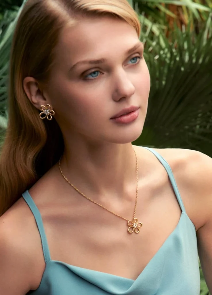 VCA Flowerlace in Yellow Gold