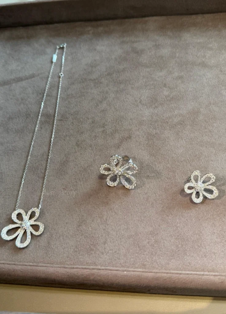 VCA Flowerlace in WG (High Jewelry)
