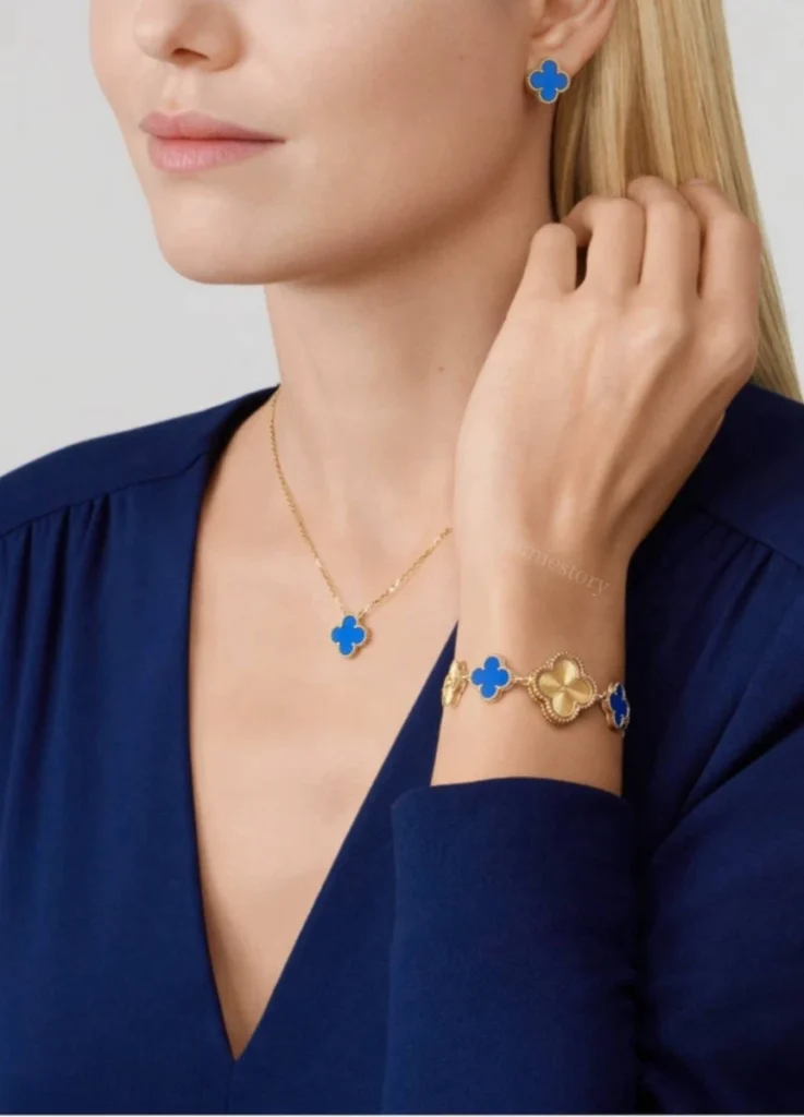 Sweet Alhambra bracelet watch
Yellow gold + agate