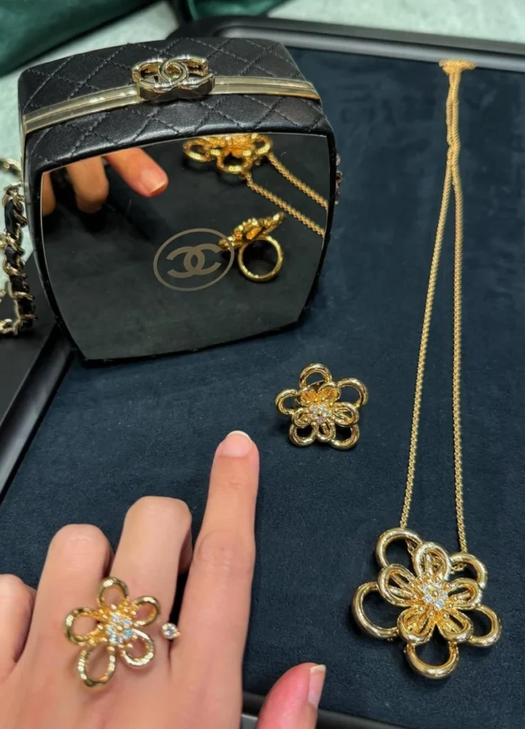 Flowerlace Between the Finger ring
18K yellow gold, Diamond