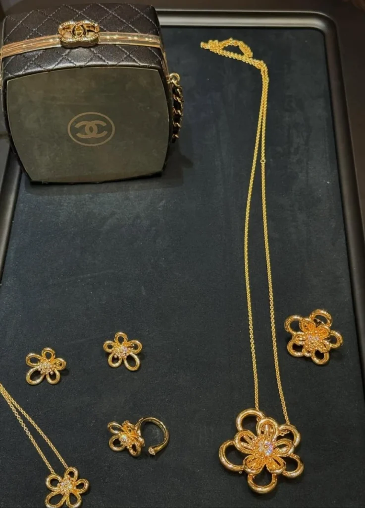 VCA Flowerlace in Yellow Gold