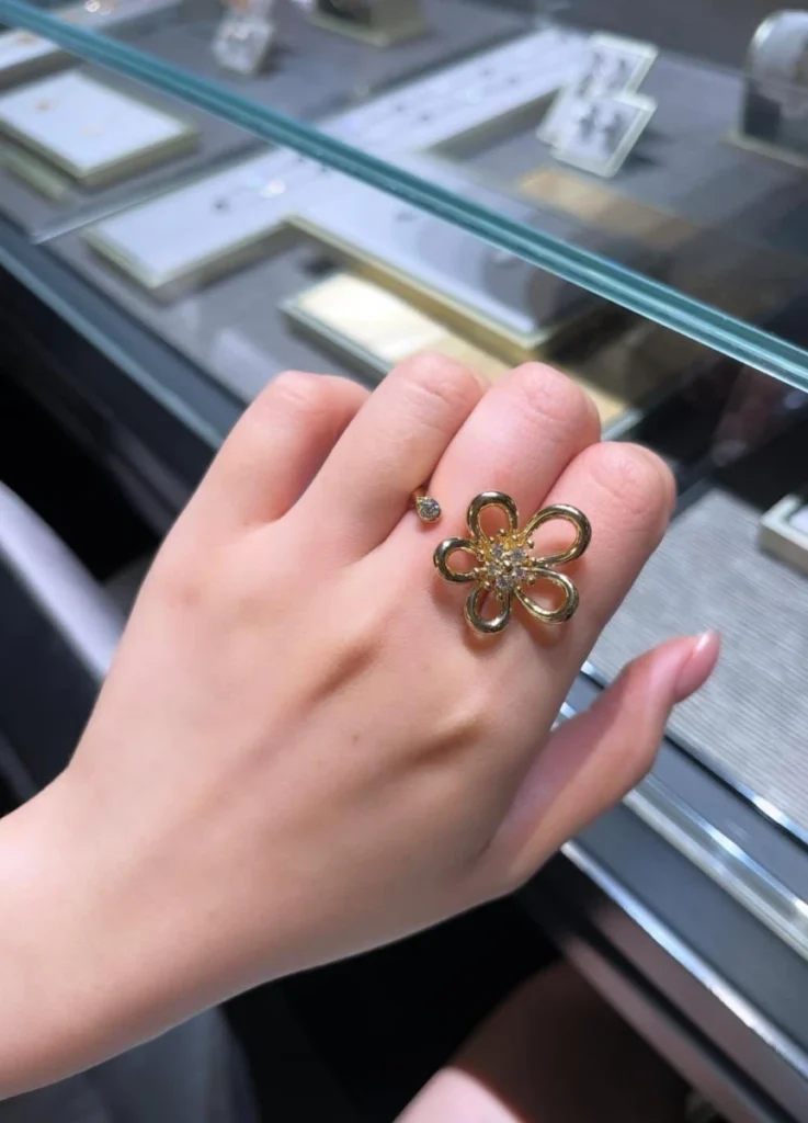 VCA Flowerlace in Yellow Gold
