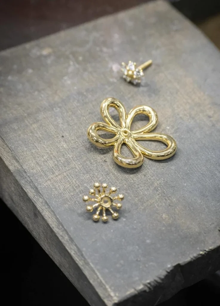 VCA Flowerlace in Yellow Gold