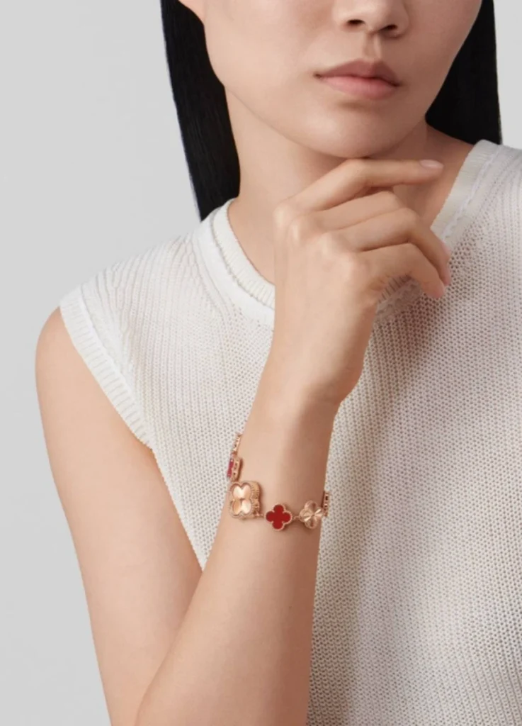 Sweet Alhambra bracelet watch
Rose gold + carnelian