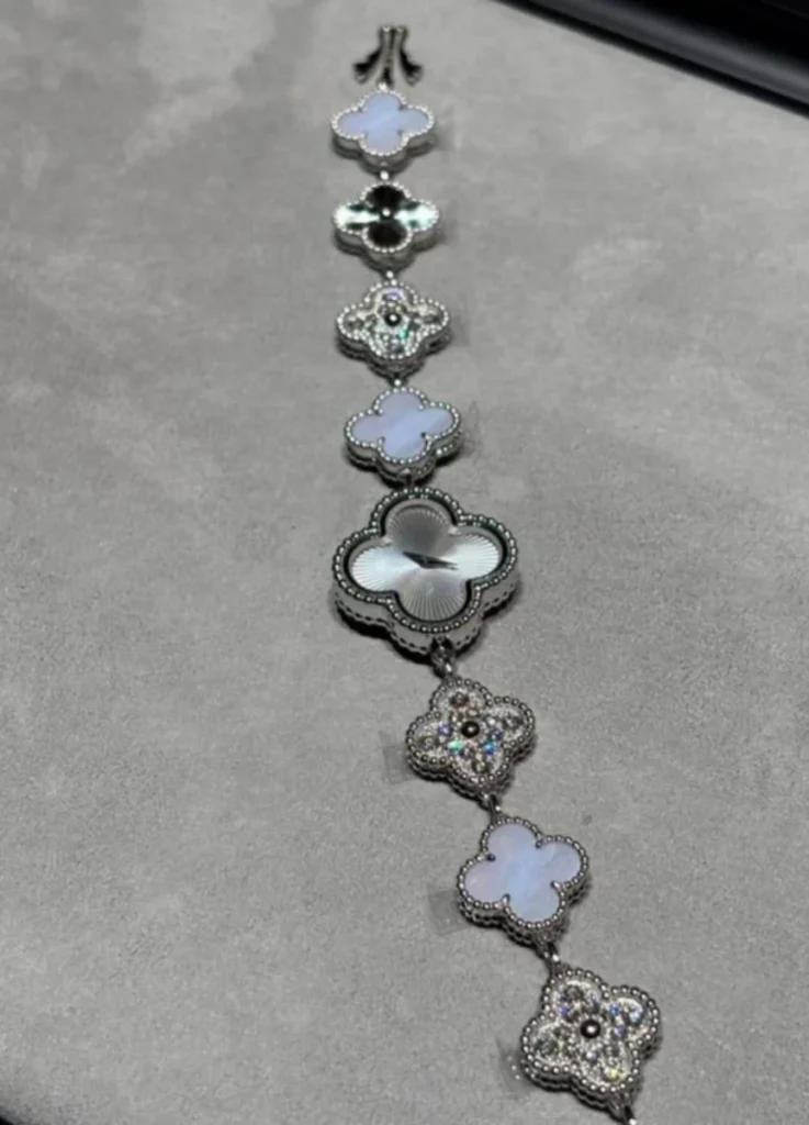 weet Alhambra bracelet watch
White gold + chalcedony