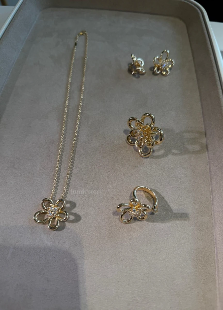 Van Cleef & Arpels | Flowerlace in Yellow Gold : When a Flower Is Built, Not Decorated