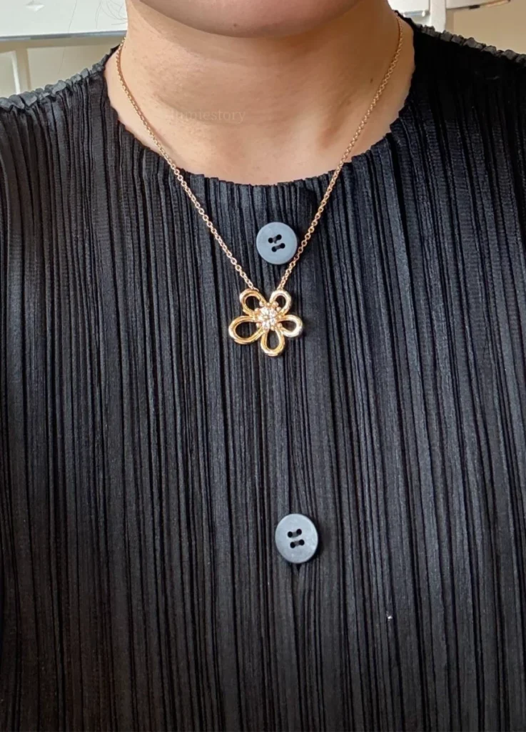 Flowerlace pendant
18K yellow gold, Diamond