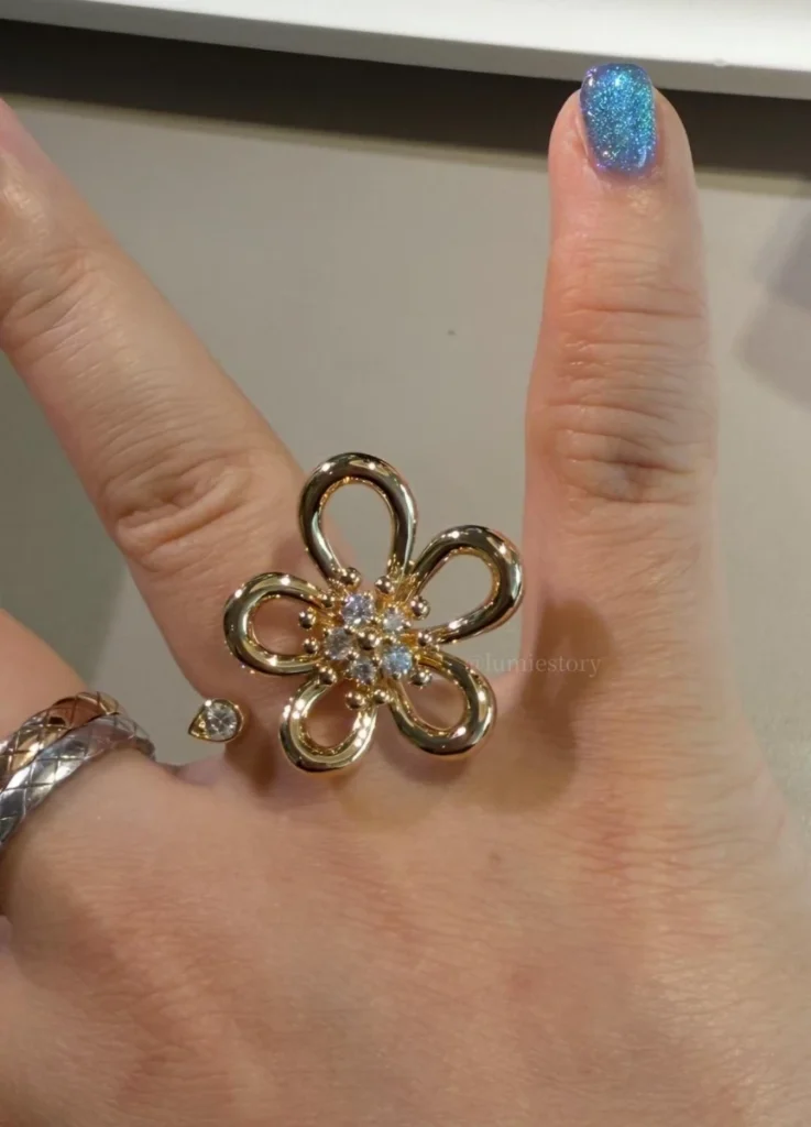 VCA Flowerlace Earings and Ring in Yellow Gold