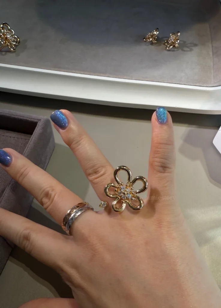 Flowerlace Between the Finger ring
