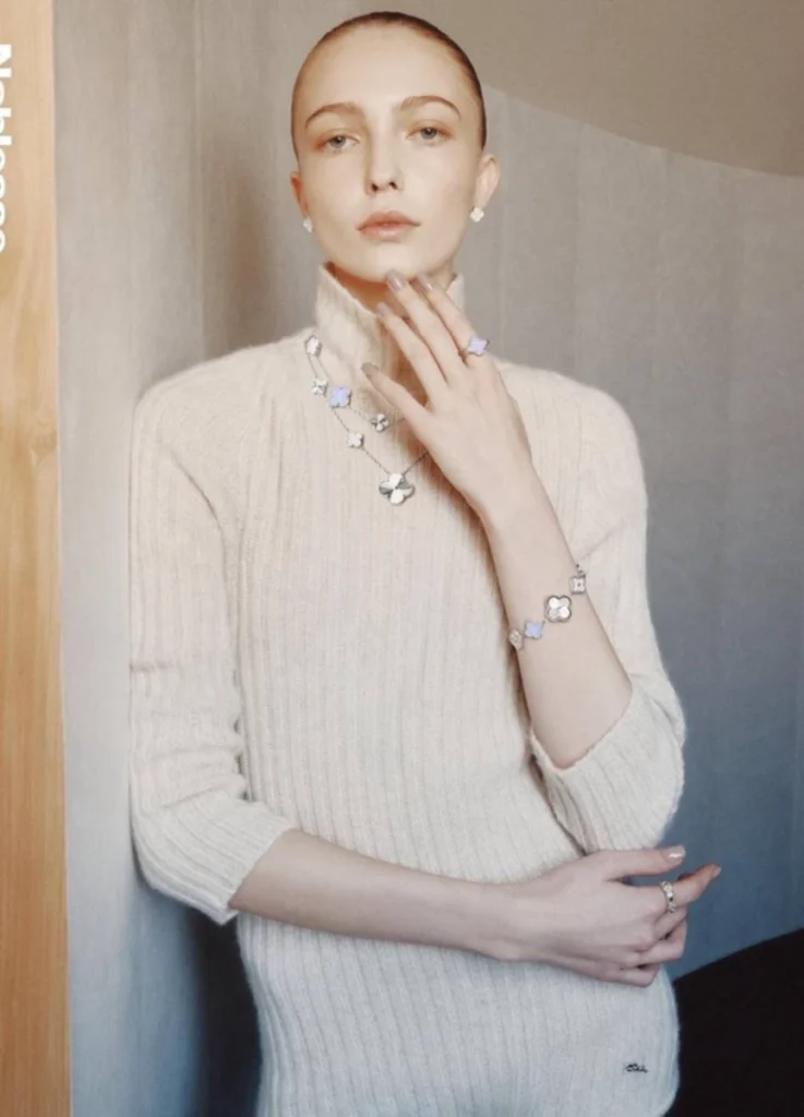 Sweet Alhambra bracelet watch
White gold + chalcedony