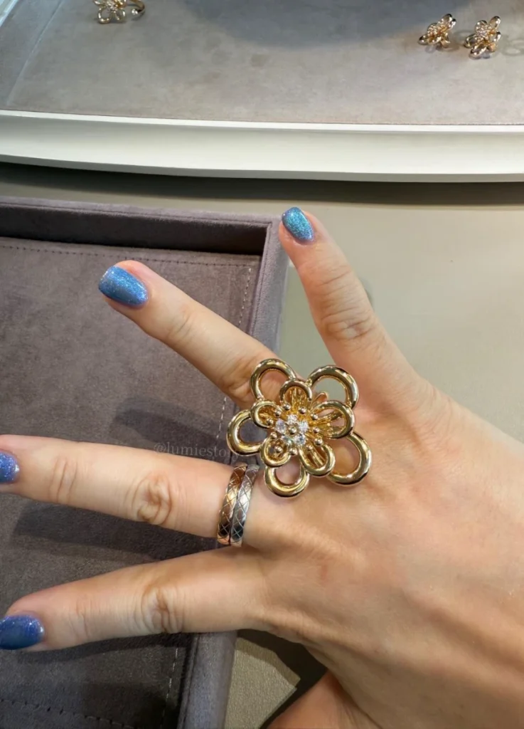 Flowerlace ring
18K yellow gold, Diamond
