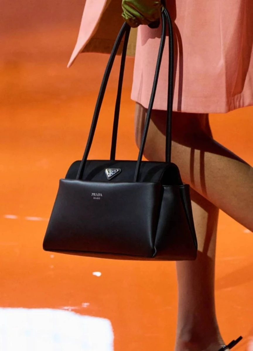 Why Prada’s 26SS Shoulder Bag Is Intentionally Quiet | Not a Study in Minimalism, but a Strategic Design Decision