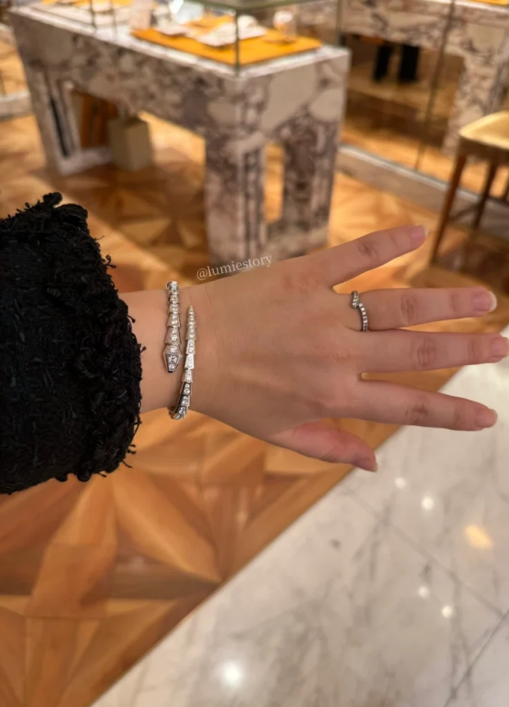Serpenti Viper Bracelet (white gold)
Diamonds (Carats): 2.8
$49,200.00 (Excluding Taxes)