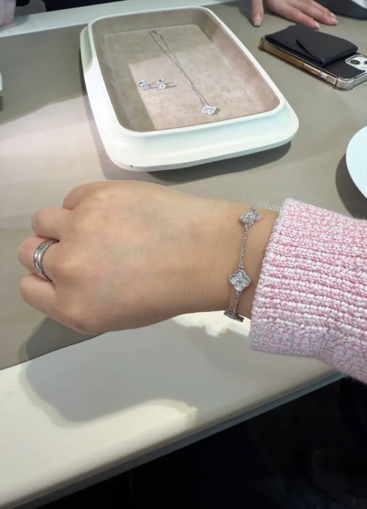 6 Motif Alhambra Bracelet
