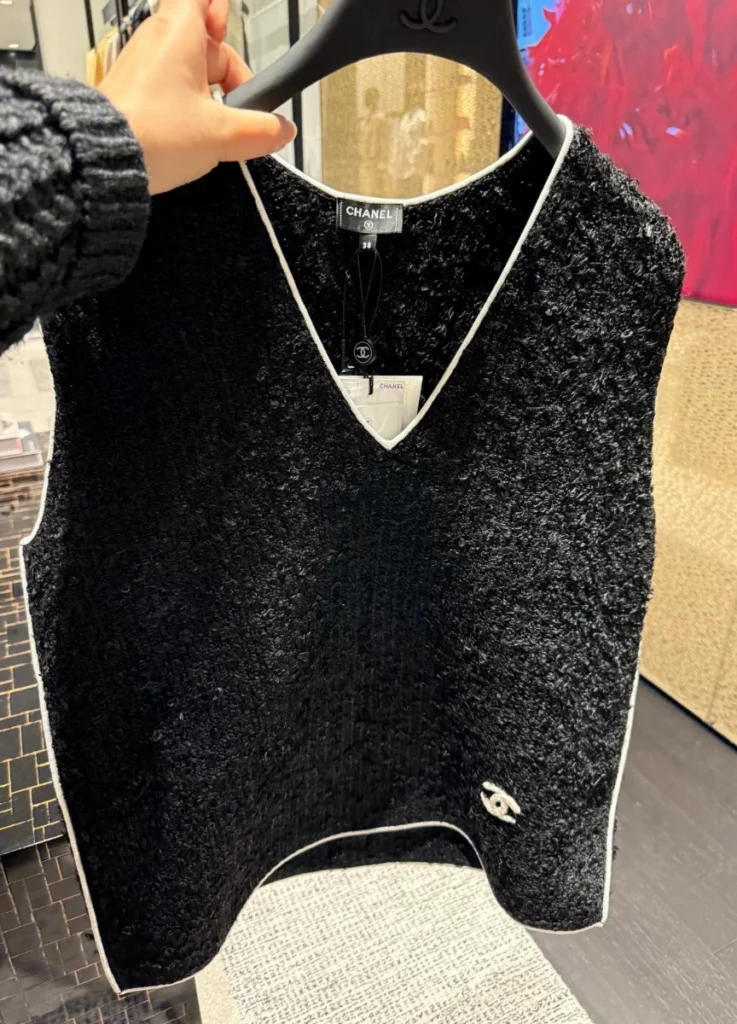 Chanel Spring 2026 Vest

Certain knit constructions in this collection show a marked increase in weight.