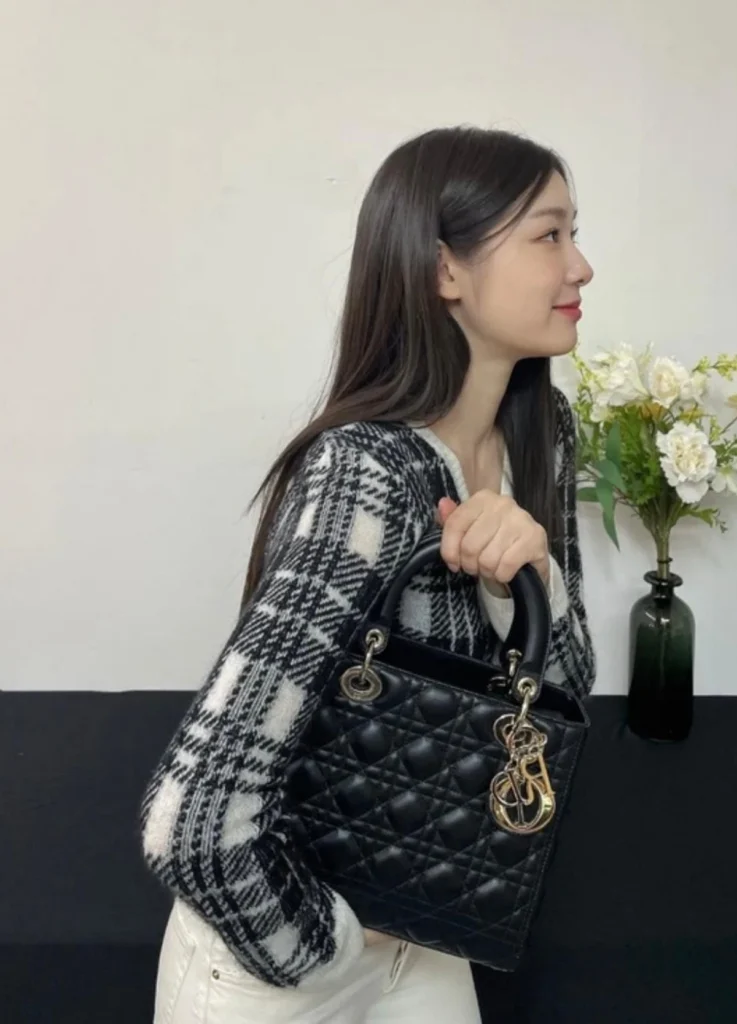 Dior Lady Dior bag medium
@yunakim / Instagram
