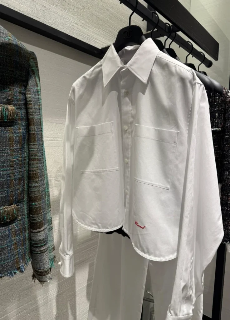 Although the shirt became a point of discussion due to its elevated price, 
its high-density cotton and refined detailing stood out.

Chanel Spring 2026 Long-sleeved Shirt 
(Cotton , White)