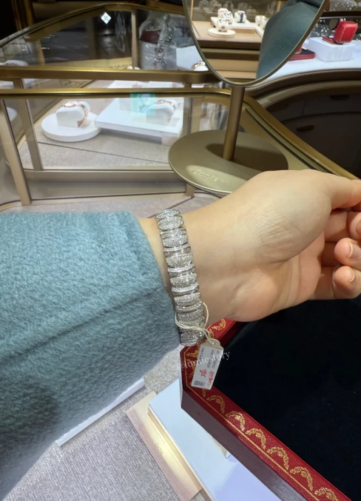 Baignoire watch, small model, quartz movement. Rhodiumized 18K white gold