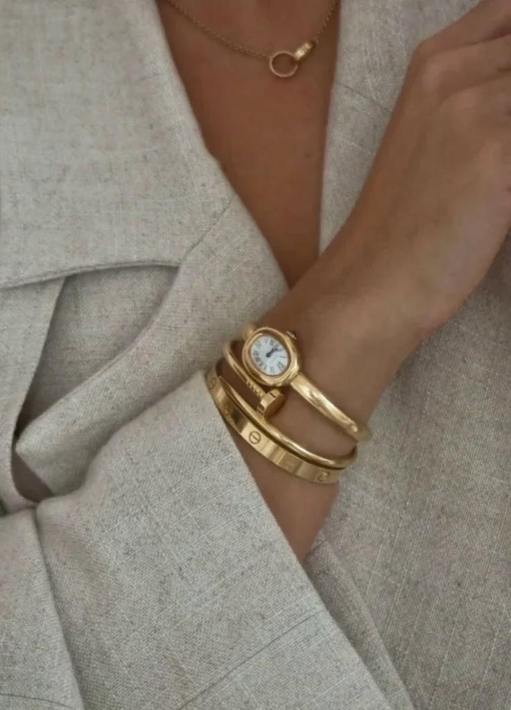 Baignoire watch, small size, quartz movement. 18K yellow gold