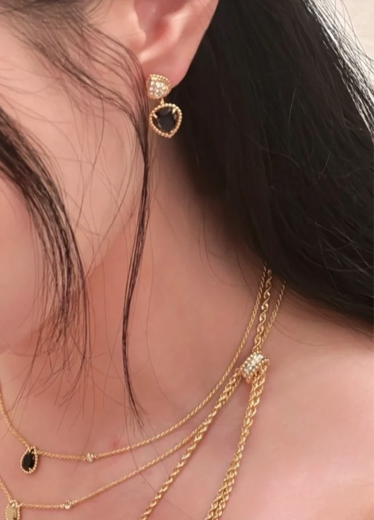 Serpent Bohème Single stud earring double motif
: one set with diamonds, the other with black onyx (4,520 Excl. Tax)
