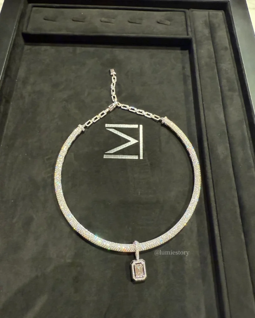 Divine Enigma one-row necklace, REF 12662, with the 2.02-carat detachable emerald-cut pendant